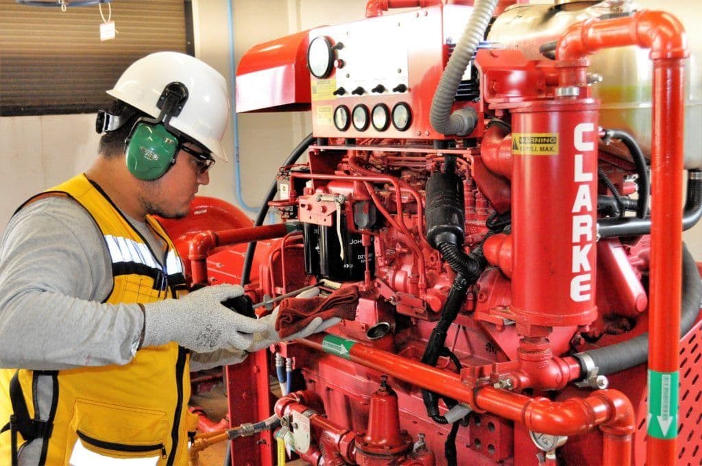 Técnico revisando una bomba contra incendio