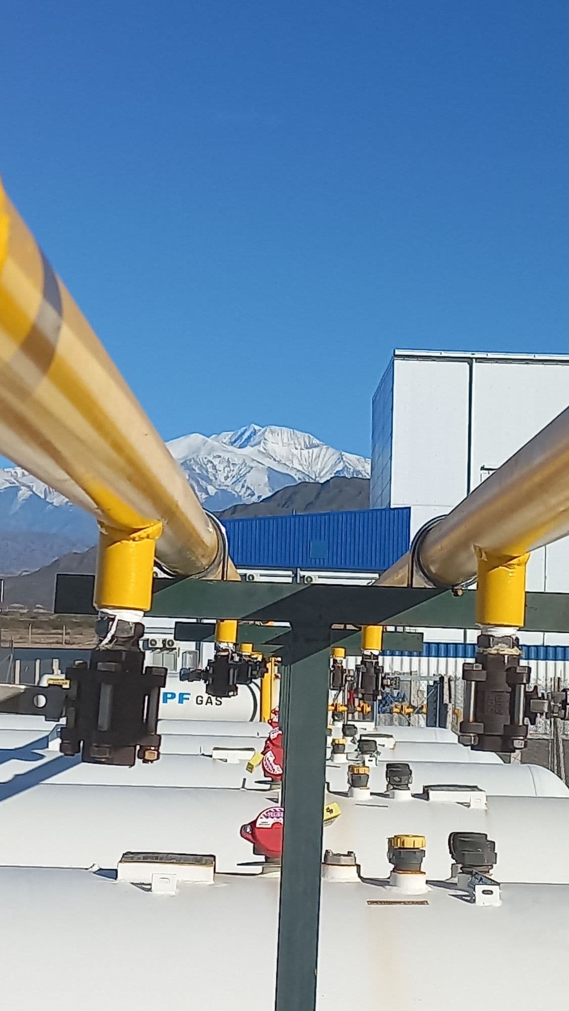 Cañerías y válvulas de una planta de gas