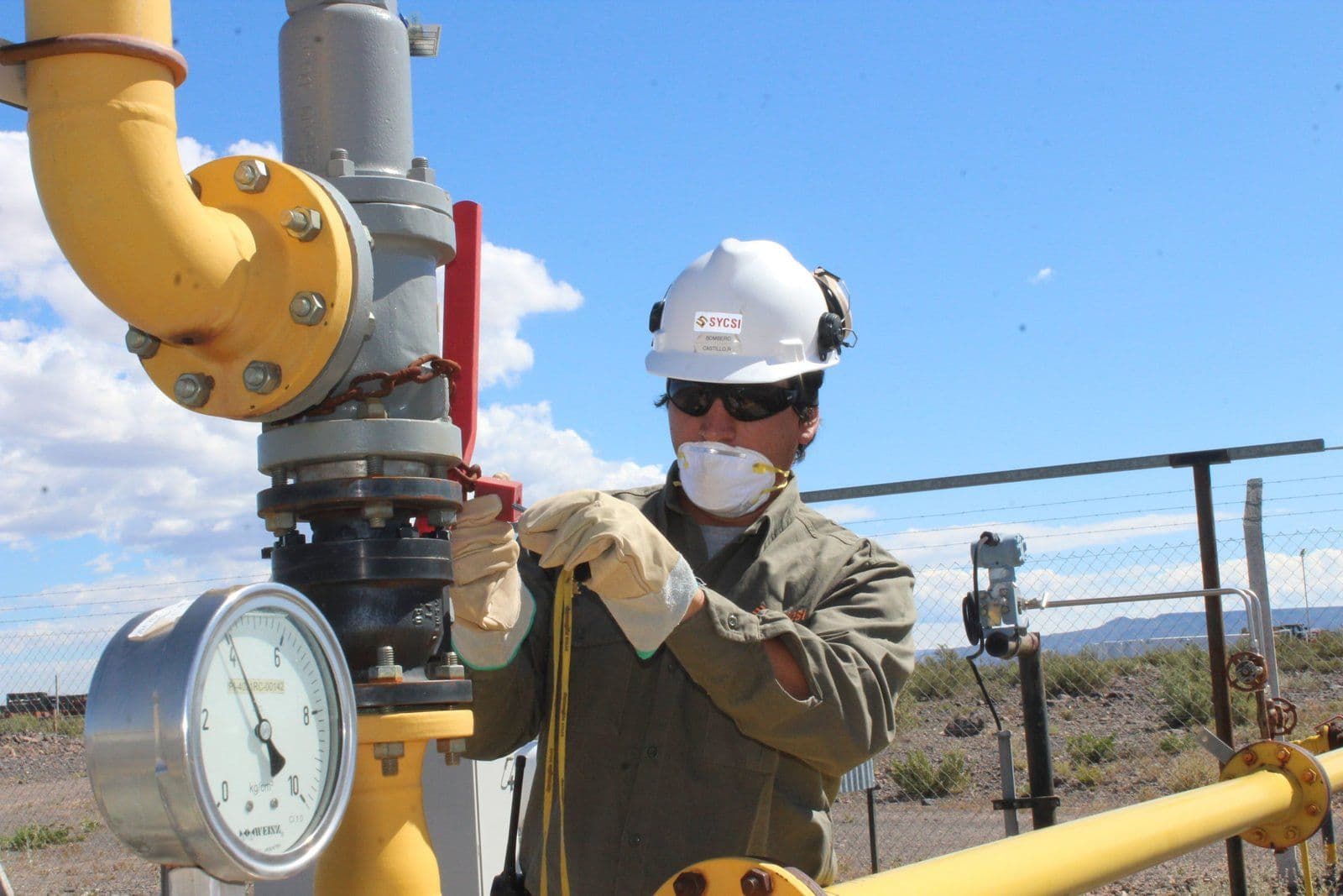 Técnico con EPP calibrando una válvula junto a un manómetro